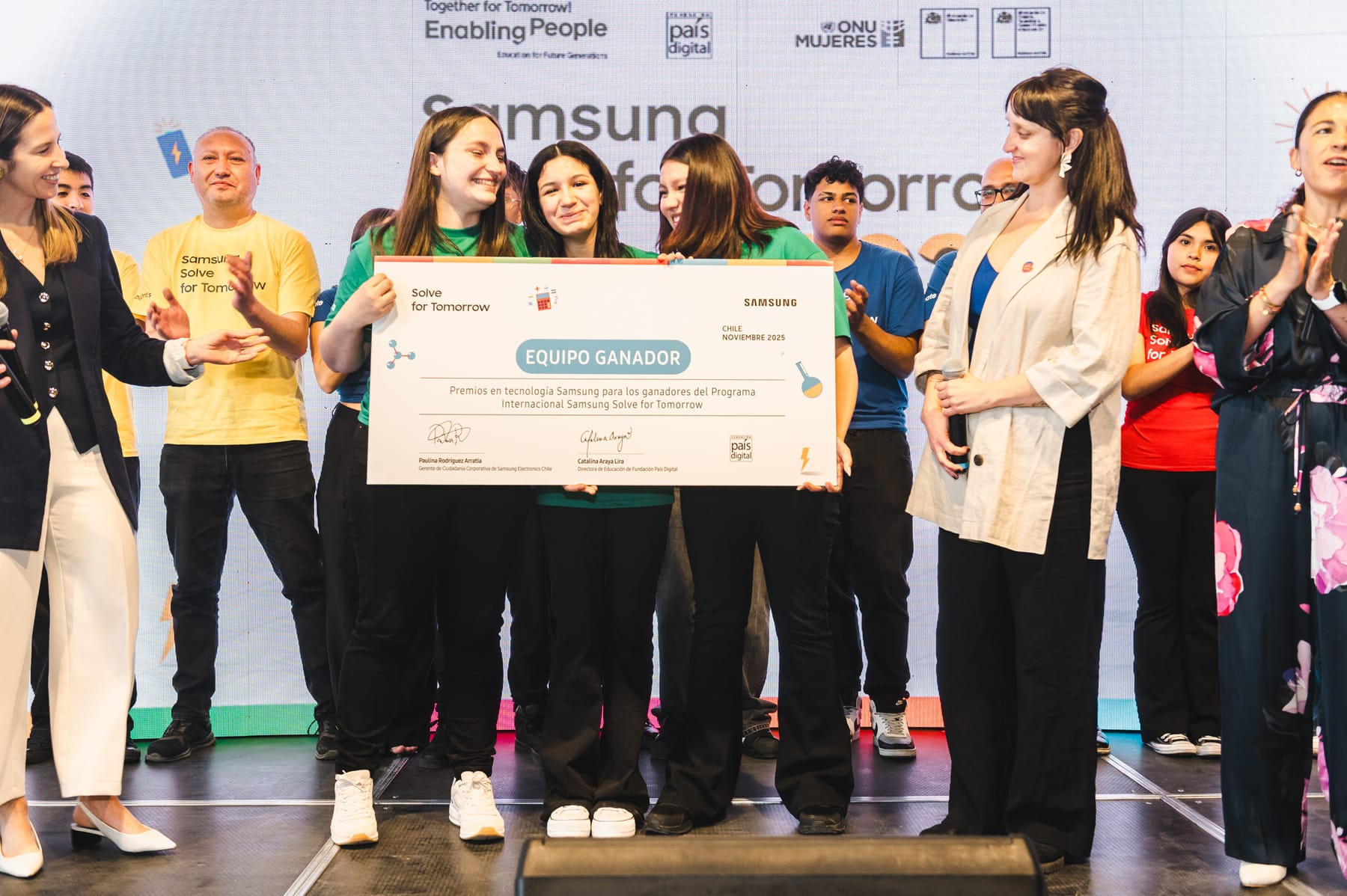 Equipo Fixaterra ganadores de Solve for Tomorrow 2025