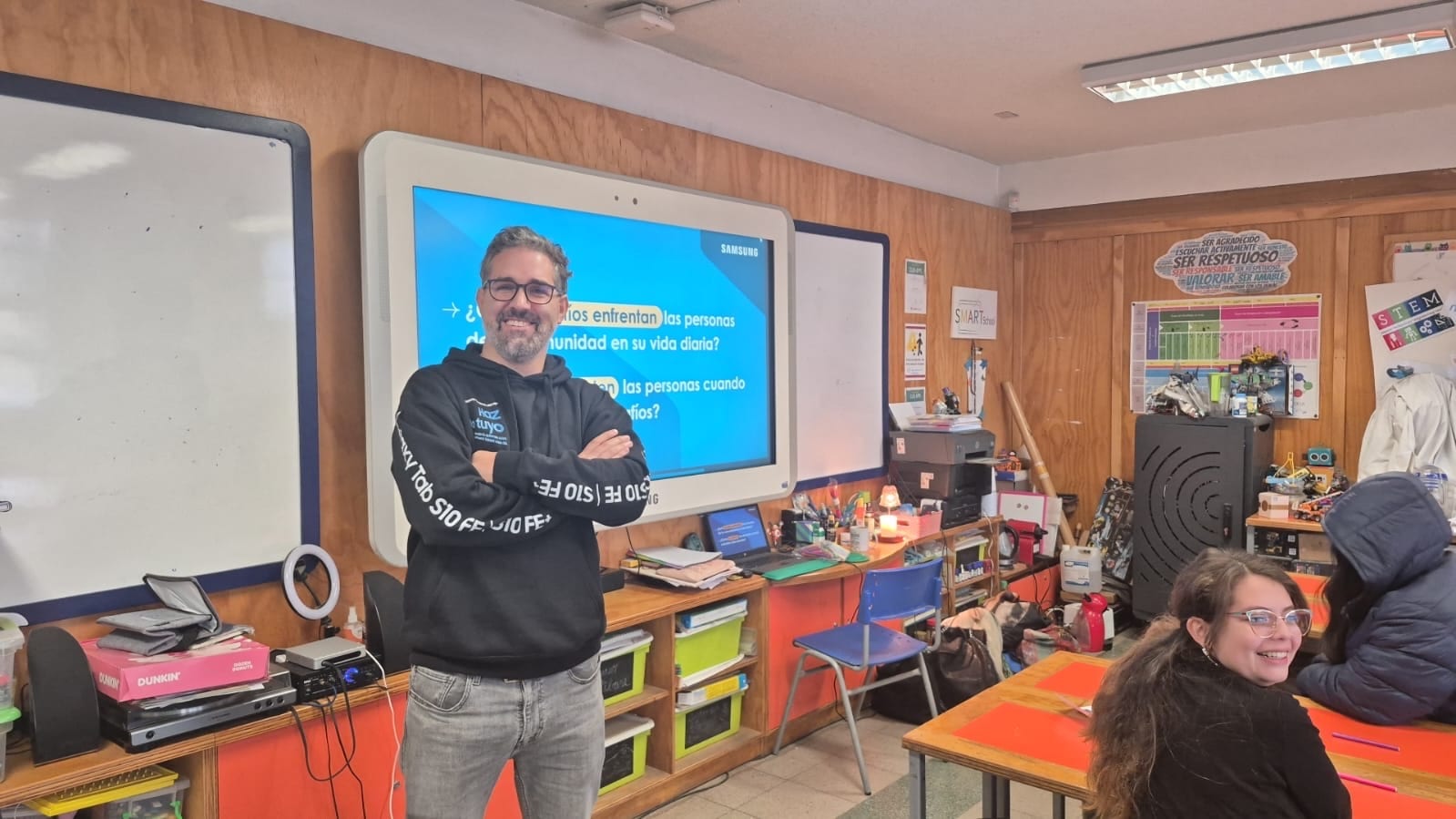 Voluntario de Samsung guía una jornada de Design Thinking frente a una pantalla en una sala de clases de Santiago